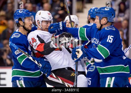 10 ottobre 2017: L'ala destra dei Canucks Derek Dorsett (15) sta allontanando l'ala destra dei senatori Alexandre Burrows (14) durante la partita di NHL tra gli Ottawa Senators e i Vancouver Canucks alla Rogers Arena di Vancouver, Canada. Dom Gagne/CSM(immagine di credito: &Copy; dom Gagne/CSM tramite cavo ZUMA) Foto Stock