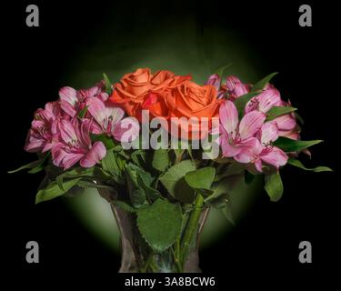 Splendido bouquet di rose arancioni e fiori rosa su sfondo scuro Foto Stock