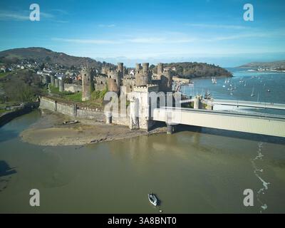 Vista aerea del castello di Conwy e del ponte ferroviario sul fiume Conwy, nel Galles del Nord Foto Stock