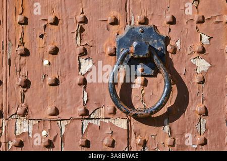 porta antica con maniglia vecchio stile Foto Stock