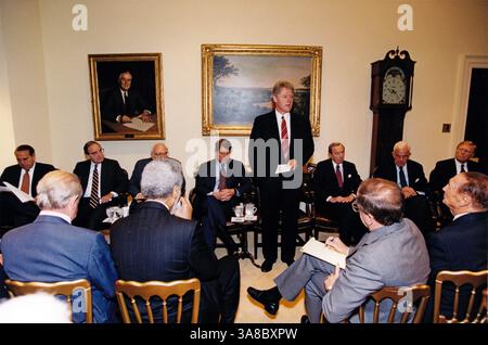 7 ottobre 1993 - Washington, Distretto di Columbia, Stati Uniti d'America - il Presidente degli Stati Uniti Bill Clinton consulta la leadership bipartisan del Congresso sulla situazione in Somalia nella sala Roosevelt della Casa Bianca a Washington, DC il 7 ottobre 1993. Da sinistra a destra: Il leader delle minoranze del Senato DEGLI STATI UNITI Bob Dole (repubblicano del Kansas), il leader della maggioranza del Senato degli Stati Uniti George Mitchell (democratico del Maine), il Segretario alla difesa degli Stati Uniti Les Aspin (parzialmente oscurato), il Vice Presidente degli Stati Uniti al Gore, il Presidente Clinton, il Segretario di Stato degli Stati Uniti Warren Christopher, il Presidente della camera degli Stati Uniti Tom Foley (D. Foto Stock