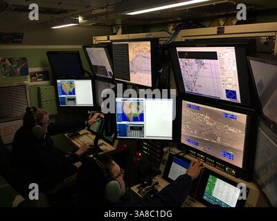 11 settembre 2017 - Corpus Christi, Stati Uniti - agenti della dogana e della protezione delle frontiere degli Stati Uniti gestiscono un sistema aereo senza equipaggio da una sala di controllo per raccogliere dati radar e immagini delle infrastrutture in seguito all'uragano Irma 11 settembre 2017 a Corpus Christi, Texas. (Immagine di credito: © CBP/Planet Pix tramite cavo ZUMA) Foto Stock