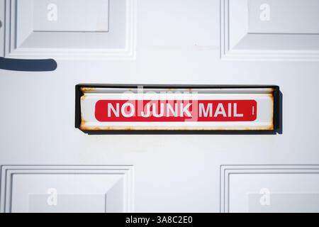 Messaggio "No Junk mail" bloccato su una cassetta della lettera di casa Foto Stock