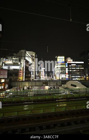Scene notturne a Kabukicho, Shinjuku, Tokyo, Giappone: Luci al neon, vita notturna e fotografia di strada urbana Foto Stock