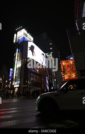 Scene notturne a Kabukicho, Shinjuku, Tokyo, Giappone: Luci al neon, vita notturna e fotografia di strada urbana Foto Stock