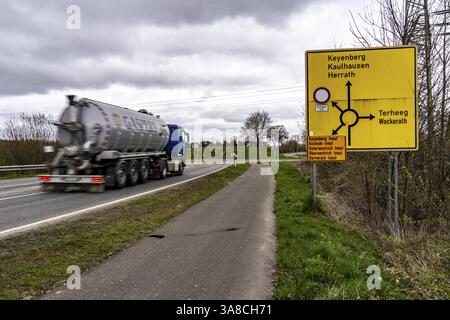 Segnaletica per i siti di reinsediamento dei 5 villaggi dall'area mineraria a cielo aperto Garzweiler II, Keyenberg, Kuckum, Oberwestrich, Unterwestri Foto Stock