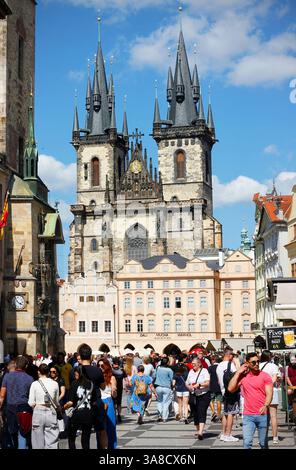 Praga, Repubblica Ceca, 22 giugno 2024: Piazza della città vecchia piena di turisti in una giornata di sole chiaro, due torri della Chiesa di nostra Signora prima di Tyn Foto Stock