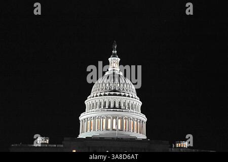 12 settembre 2017 - Washington, District of Columbia, Stati Uniti d'America - Vista notturna ad altissima risoluzione della cupola del Campidoglio degli Stati Uniti con la lanterna accesa che guarda verso il fronte occidentale a Washington DC martedì 12 settembre 2017. La lanterna si accende quando una o entrambe le camere del Congresso sono in sessione..credito: Ron Sachs / CNP (Credit Image: © Ron Sachs/CNP via ZUMA Wire) Foto Stock