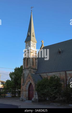 L'originale chiesa cattolica romana di St Brigid è un edificio in pietra arenaria, in stile neogotico eretto nel 1874 a Dubbo, nuovo Galles del Sud, Australia Foto Stock