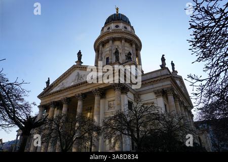 Französischer Dom, cattedrale francese, di Berlino, una chiesa del XVIII secolo sul Gendarmenmarkt con la sua cupola e colonne incorniciate da alberi Foto Stock