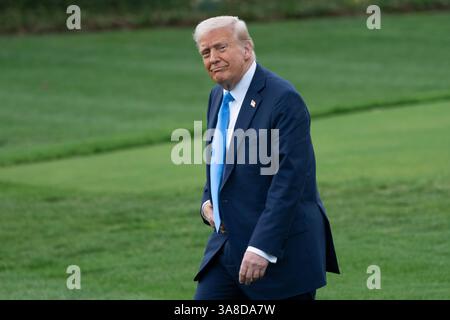 Washington, Vereinigte Staaten. 28 marzo 2025. Il presidente degli Stati Uniti Donald J Trump lascia la Casa Bianca a Washington, DC, sulla rotta Mar-a-Lago, 28 marzo 2025. Crediti: Chris Kleponis/CNP/dpa/Alamy Live News Foto Stock