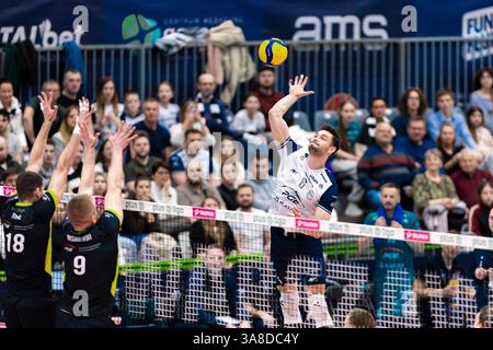Varsavia, Polonia. 28 marzo 2025. PlusLiga Polish Volleyball League match tra PGE Projekt Warszawa e PGE Skra Bełchatów. Nella foto: Tobias Brand; Projekt Warszawa. Crediti: Bartlomiej Wisniewski/Cyberfocus/Alamy Live News Foto Stock