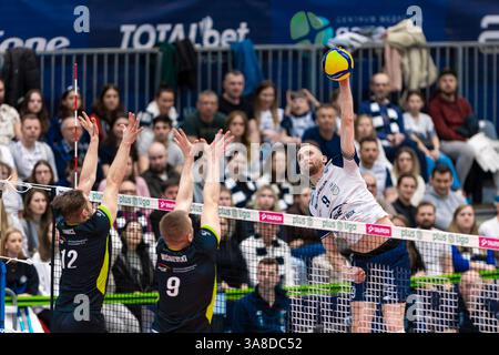Varsavia, Polonia. 28 marzo 2025. PlusLiga Polish Volleyball League match tra PGE Projekt Warszawa e PGE Skra Bełchatów. Nella foto: Bartłomiej Bołądź; Projekt Warszawa. Crediti: Bartlomiej Wisniewski/Cyberfocus/Alamy Live News Foto Stock