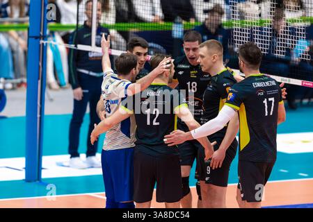 Varsavia, Polonia. 28 marzo 2025. PlusLiga Polish Volleyball League match tra PGE Projekt Warszawa e PGE Skra Bełchatów. Nella foto: Team Skra Bełchatów. Crediti: Bartlomiej Wisniewski/Cyberfocus/Alamy Live News Foto Stock
