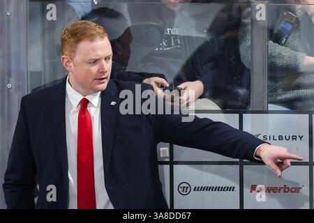 Norimberga, Germania. 28 marzo 2025. Hockey su ghiaccio: DEL, Nuremberg Ice Tigers - ERC Ingolstadt, round del campionato, quarti di finale, 6° giorno all'Arena Nürnberger Versicherung. L'allenatore di Norimberga Mitch o'Keefe reagisce al corso della partita. Crediti: Daniel Karmann/dpa/Alamy Live News Foto Stock