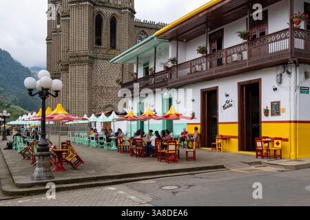 Colorato Café all'aperto nel Parco El Libertador, la piazza principale di Jardin, Antioquia, Colombia Foto Stock