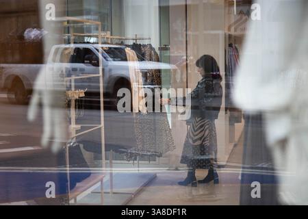 New York, Stati Uniti. 28 marzo 2025. Un cliente fa acquisti in un negozio di abbigliamento a New York, negli Stati Uniti, il 28 marzo 2025. L'indice di inflazione preferito dalla Federal Reserve è aumentato più del previsto a febbraio, mentre la spesa al consumo è aumentata meno del previsto, il Dipartimento del commercio ha riferito venerdì. L'indice dei prezzi delle principali spese per consumi personali (PCE) è salito del 0,4% per il mese, segnando il maggiore guadagno dal gennaio 2024 e portando il tasso di inflazione annuo al 2,8%. Crediti: Michael Nagle/Xinhua/Alamy Live News Foto Stock