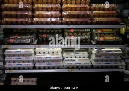 New York, Stati Uniti. 28 marzo 2025. La foto scattata il 28 marzo 2025 mostra le uova esposte in un negozio di alimentari a New York, negli Stati Uniti. L'indice di inflazione preferito dalla Federal Reserve è aumentato più del previsto a febbraio, mentre la spesa al consumo è aumentata meno del previsto, il Dipartimento del commercio ha riferito venerdì. L'indice dei prezzi delle principali spese per consumi personali (PCE) è salito del 0,4% per il mese, segnando il maggiore guadagno dal gennaio 2024 e portando il tasso di inflazione annuo al 2,8%. Crediti: Michael Nagle/Xinhua/Alamy Live News Foto Stock