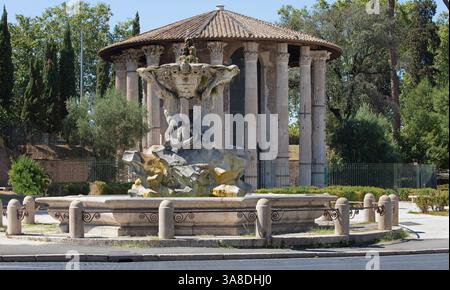Roma - Tempio di Vesta e Frotuna e fontana Fontana dei Tritoni in Piazza di bocca della Verita Foto Stock