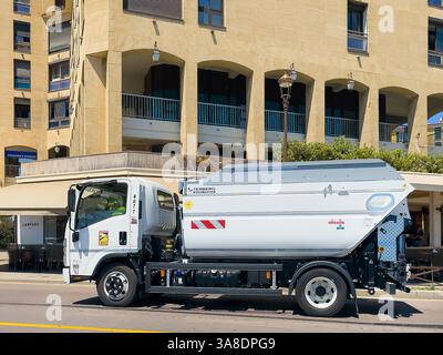 Ajaccio, Corsica, Francia 8 luglio 2024: Camion per la raccolta rifiuti Terberg Foto Stock