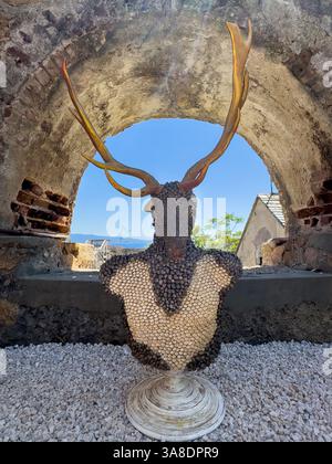 Ajaccio, Corsica, Francia 8 luglio 2024: Fortezza Cittadella, opera d'arte simile alla testa di cervo Foto Stock