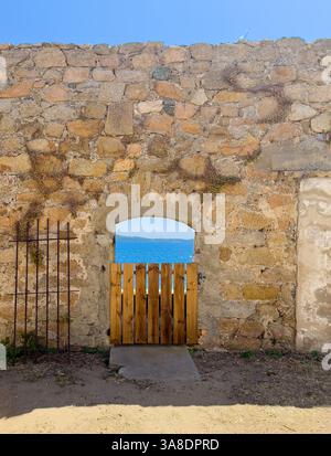Ajaccio, Corsica, Francia 8 luglio 2024: Fortezza Cittadella, muro di bastione esterno con porta Foto Stock