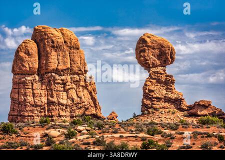 Roccia equilibrato nel Parco Nazionale di Arches, Utah Foto Stock
