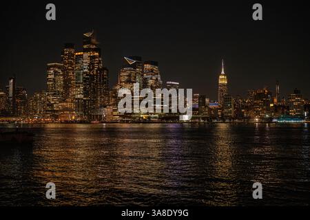 Lo splendido skyline di Lower e Midwest Manhattan è visibile dall'altra parte del fiume Hudson in una splendida serata limpida Foto Stock