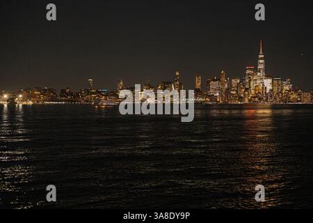 Lo splendido skyline di Lower e Midwest Manhattan è visibile dall'altra parte del fiume Hudson in una splendida serata limpida Foto Stock