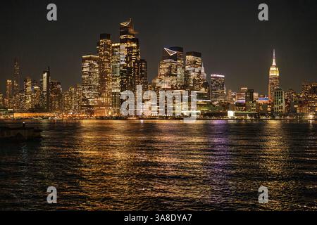 Lo splendido skyline di Lower e Midwest Manhattan è visibile dall'altra parte del fiume Hudson in una splendida serata limpida Foto Stock
