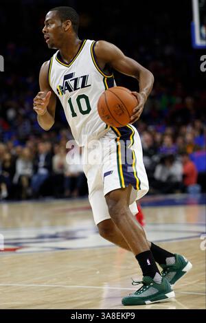 30 ottobre 2015: La guardia degli Utah Jazz Alec Burks (10) in azione durante la partita NBA tra gli Utah Jazz e i Philadelphia 76ers al Wells Fargo Center di Philadelphia, Pennsylvania. Gli Utah Jazz hanno vinto 99-71. Christopher Szagola/CSM(immagine di credito: © Christopher Szagola/CSM via ZUMA Wire) Foto Stock