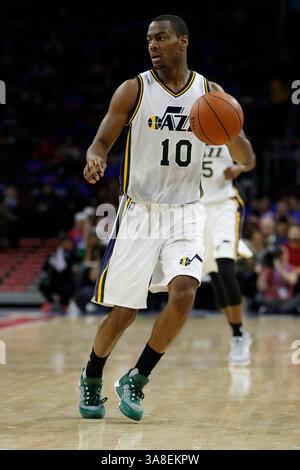 30 ottobre 2015: La guardia degli Utah Jazz Alec Burks (10) in azione durante la partita NBA tra gli Utah Jazz e i Philadelphia 76ers al Wells Fargo Center di Philadelphia, Pennsylvania. Gli Utah Jazz hanno vinto 99-71. Christopher Szagola/CSM(immagine di credito: © Christopher Szagola/CSM via ZUMA Wire) Foto Stock