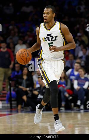 30 ottobre 2015: La guardia degli Utah Jazz Rodney Hood (5) in azione durante la partita NBA tra gli Utah Jazz e i Philadelphia 76ers al Wells Fargo Center di Philadelphia, Pennsylvania. Gli Utah Jazz hanno vinto 99-71. Christopher Szagola/CSM(immagine di credito: © Christopher Szagola/CSM via ZUMA Wire) Foto Stock