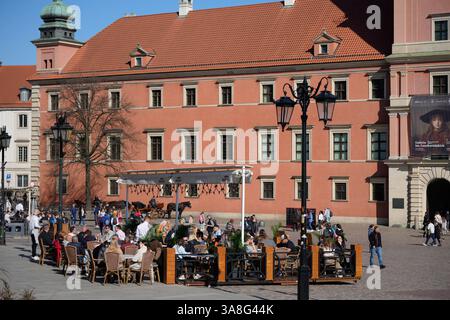 Varsavia. 28 marzo 2025. La gente cena all'aperto nei ristoranti della città vecchia di Varsavia, Polonia, il 28 marzo 2025. Crediti: Jaap Arriens/Xinhua/Alamy Live News Foto Stock