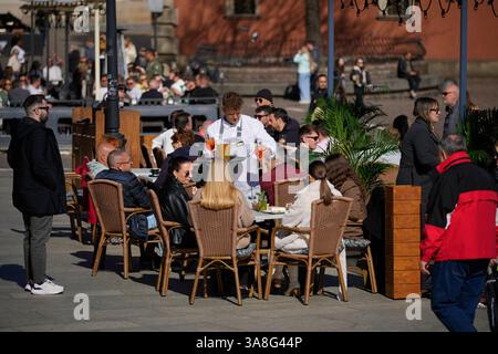 Varsavia. 28 marzo 2025. La gente cena all'aperto nei ristoranti della città vecchia di Varsavia, Polonia, il 28 marzo 2025. Crediti: Jaap Arriens/Xinhua/Alamy Live News Foto Stock