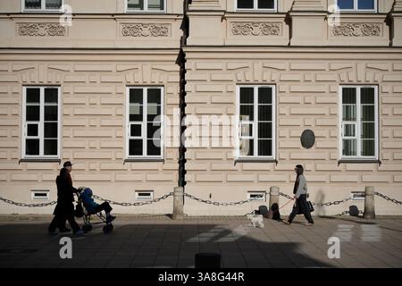 Varsavia. 28 marzo 2025. La gente cammina lungo un edificio dell'Università di Varsavia a Varsavia, in Polonia, il 28 marzo 2025. Crediti: Jaap Arriens/Xinhua/Alamy Live News Foto Stock