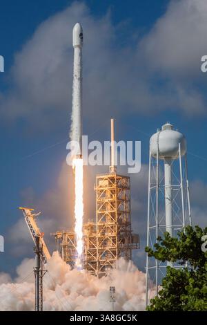 7 settembre 2017 - Kennedy Space Center, Florida, Stati Uniti - lancio della missione Orbital test Vehicle 5. Il 45th Space Wing lanciò con successo un veicolo di lancio SpaceX Falcon 9 alle 10:00 del 7 settembre 2017 dal complesso di lancio 39A. del Kennedy Space Center Circa otto minuti dopo il lancio, SpaceX atterrò con successo il primo stadio del Falcon 9 nella Landing zone 1 sulla Cape Canaveral Air Force Station. Il Falcon 9 trasportò in orbita un X-37B Orbital test Vehicle (OTV), segnando il quinto volo spaziale per il programma X-37B e il suo primo a bordo di un Falcon 9. (Immagine di credito: © Space X Foto Stock