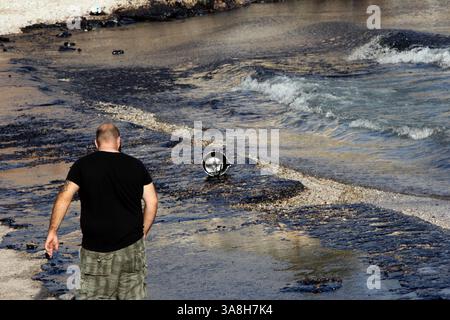 11 settembre 2017 - Isola di Salamina, Grecia - le autorità dell'isola di Salamina nel Golfo Saronico hanno dichiarato lunedì che una fuoriuscita di petrolio al largo della costa orientale dell'isola si sta diffondendo e si è trasformata in "un disastro ambientale". La fuoriuscita è stata causata dall'affondamento della petroliera Aghia Zoni II sabato, a sud-ovest dell'isolotto di Atalanti vicino a Psytalleia. Secondo i rapporti, la costa che si estende da Kinosoura alla comunità di Selinia ha â œturned blackâ € e le autorità temono una nuova fuga dalla nave affondata. L'Aghia Zoni II prese l'acqua mentre era ancorata e affondò alle 2,45 del mattino, af Foto Stock
