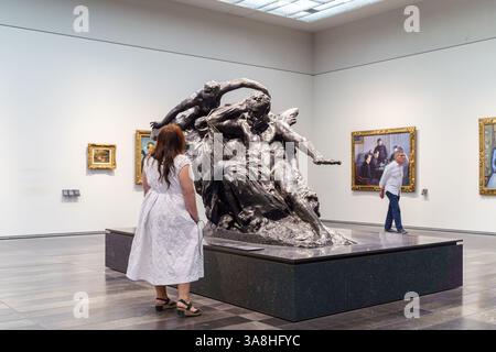 Abu Dhabi, Emirati Arabi Uniti - 17 gennaio 2024, sala panoramica ravvicinata con il monumento di Victor Hugo, realizzato da Auguste Rodin, al Louvre Abu Dhabi Mu Foto Stock