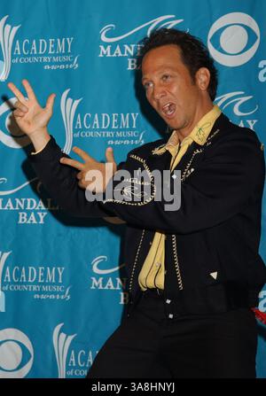 17 maggio 2005 - Las Vegas Las Vegas, Nevada, Stati Uniti - 17 maggio 2005 - Las Vegas, Nevada - . Il 40° Annual Academy of Country Music Awards (ACM) si tiene al Mandalay Bay Resort & Casino. Foto: Laura Farr/AdMedia.17 maggio 2005 - Las Vegas, Nevada - Rob Schneider. Il 40° Annual Academy of Country Music Awards (ACM) si tiene al Mandalay Bay Resort & Casino. Foto: Laura Farr/AdMedia Foto Stock