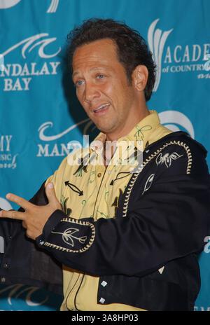 17 maggio 2005 - Las Vegas Las Vegas, Nevada, Stati Uniti - 17 maggio 2005 - Las Vegas, Nevada - . Il 40° Annual Academy of Country Music Awards (ACM) si tiene al Mandalay Bay Resort & Casino. Foto: Laura Farr/AdMedia.17 maggio 2005 - Las Vegas, Nevada - Rob Schneider. Il 40° Annual Academy of Country Music Awards (ACM) si tiene al Mandalay Bay Resort & Casino. Foto: Laura Farr/AdMedia Foto Stock