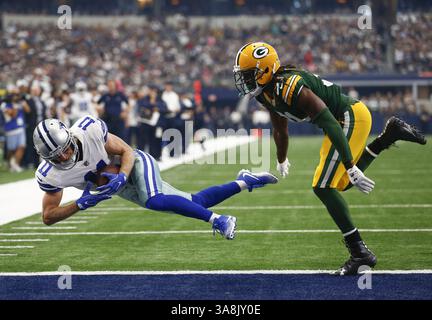 8 ottobre 2017 - Arlington, Texas, USA - il wide receiver dei Dallas Cowboys Cole Beasley (11) segna davanti al cornerback dei Green Bay Packers Davon House (31) durante il primo tempo all'AT&T Stadium di Arlington, Texas, domenica 8 ottobre 2017. I Packers vinsero 35-31. (Immagine di credito: © Jim Cowsert/TNS via ZUMA Wire) Foto Stock