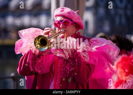 Le persone mascherate celebrano il tipico carnevale di Lucerna nelle strade della città. Foto Stock