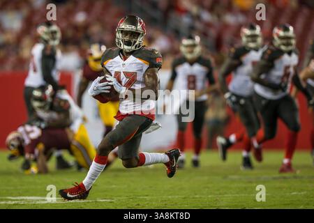 31 agosto 2017 - Tampa, Florida, Stati Uniti - il wide receiver dei Tampa Bay Buccaneers Donteea Dye (17) riceve il pallone per un primo down durante il quarto periodo contro i Washington Redskins giovedì 31 agosto 2017 al Raymond James Stadium di Tampa, Florida. I Redskins vincono con un punteggio finale di 13-10. (Immagine di credito: © Travis Pendergrass /ZUMA Wire/ZUMAPRESS.com) Foto Stock