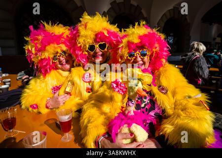 Le persone mascherate celebrano il tipico carnevale di Lucerna nelle strade della città. Foto Stock