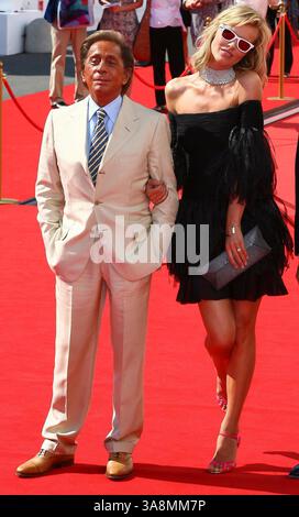 28 agosto 2008 - Venezia, Italia, Stati Uniti - 28 agosto 2008 - Venezia, Italia - Valentino Garavani ed Eva Herzigova. "Valentino: L'ultimo Imperatore" prima della 65a Mostra del Cinema di Venezia. Foto di Luca Ghidoni/Liverani/AdMedia. (Immagine di credito: © Luca Ghidoni/AdMedia via cavo ZUMA) Foto Stock