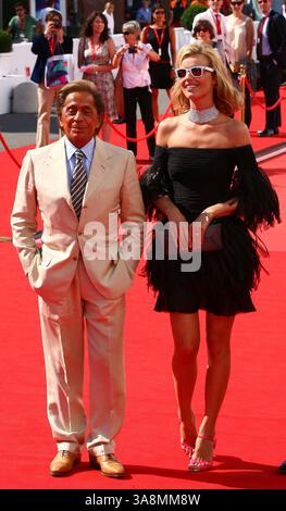 28 agosto 2008 - Venezia, Italia, Stati Uniti - 28 agosto 2008 - Venezia, Italia - Valentino Garavani ed Eva Herzigova. "Valentino: L'ultimo Imperatore" prima della 65a Mostra del Cinema di Venezia. Foto di Luca Ghidoni/Liverani/AdMedia. (Immagine di credito: © Luca Ghidoni/AdMedia via cavo ZUMA) Foto Stock