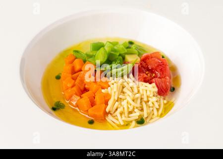 Minestra di verdure, una tradizionale zuppa di verdure italiana preparata con sedano e altre verdure Foto Stock
