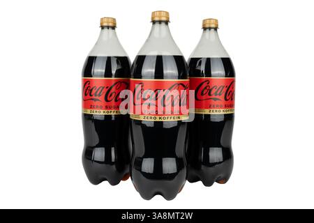 Germania Berlino 25 marzo 2025. Tre bottiglie di zucchero Coca-Cola Zero. Le bottiglie sono tutte della stessa dimensione. Sono tutti rossi e hanno il logo della Coca-Cola Foto Stock