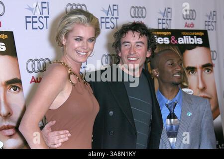 13 novembre 2006 - Hollywood, California, Stati Uniti - 10 novembre 2006 - Hollywood, California - Rebecca Romijn, Steve Coogan e Artel Kayaru. L'AFI Fest 2006 di Audi presenta la premiere ''Lies & alibis'' - arrivi che si tengono all'ArcLight. Credito fotografico: Zach Lipp/AdMedia Foto Stock
